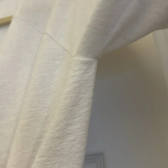 Banana Republic White wrap shirt NWOT. Size Medium - Picture 3 of 5